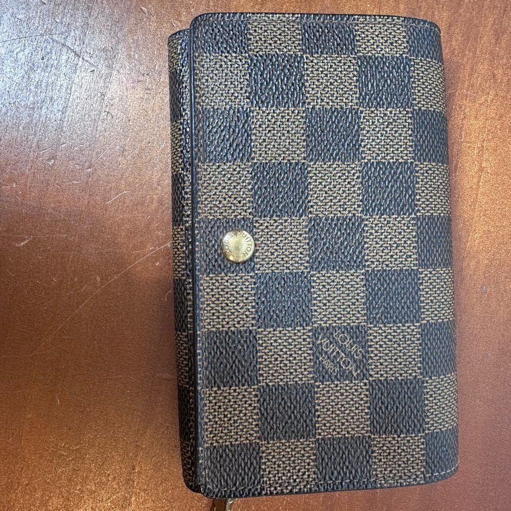 Louis Vuitton Damier Ebene
compact Wallet D0091 - Picture 11 of 11